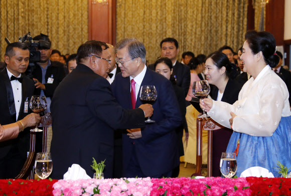 라오스를 국빈방문 중인 문재인 대통령이 5일 오후 라오스 수도 비엔티안 시내 대통령궁에서 열린 환영 국빈만찬에서 분냥 보라치트 대통령과 건배하고 있다. 2019.9.5  연합뉴스