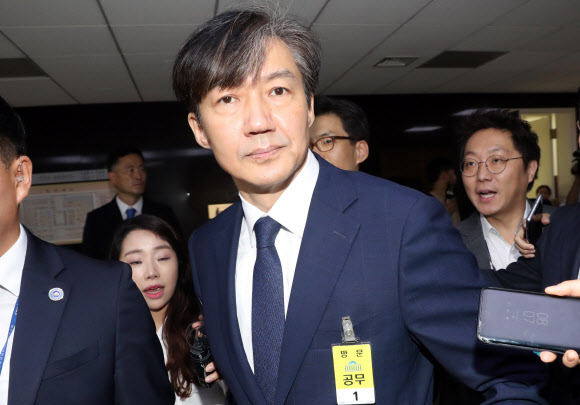 조국, 진지한 표정으로