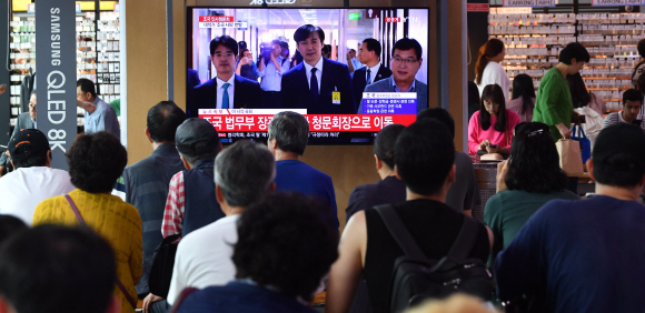 6일 국회에서 조국 법무부 장관 후보자에 대한 인사청문회가 열린 가운데 서울역에서 시민들이 인사청문회 생중계를 지켜보고 있다. 2019.9.6 박지환기자 popocar@seoul.co.kr