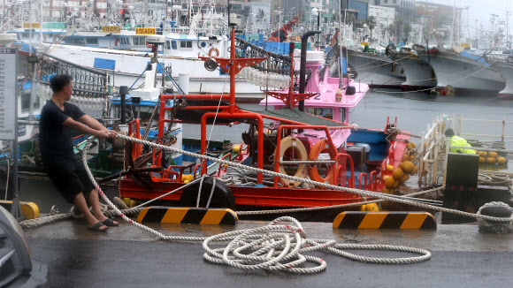 태풍 대비하는 어민들
