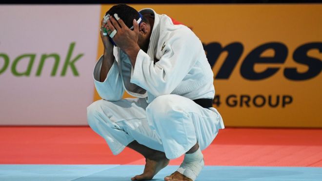 이란올림픽위원회로부터 경기에 일부러 질 것을 지시받았다고 폭로한 이란 유도 대표 사이에드 몰라레리가 지난달 28일 일본 도쿄 세계유도선수권대회 남자 81㎏ 이하급 준결승을 패한 뒤 머리를 감싸쥐고 있다. AFP 자료사진 