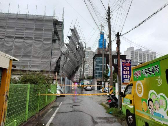 강풍에 기울어진 공사장 가림막