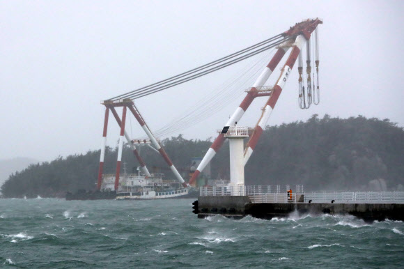 태풍 링링에 떠내려간 대형 해상크레인