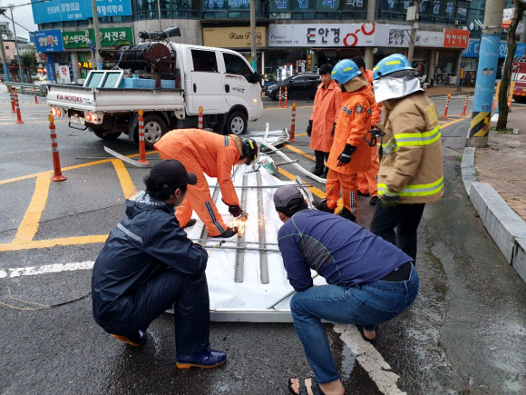 강풍에 쓰러진 간판