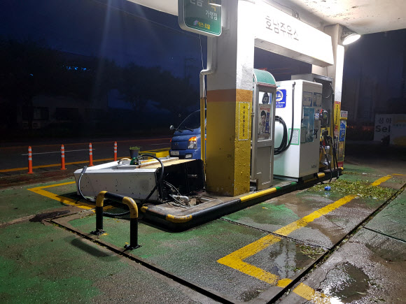 강풍에 쓰러진 주유기