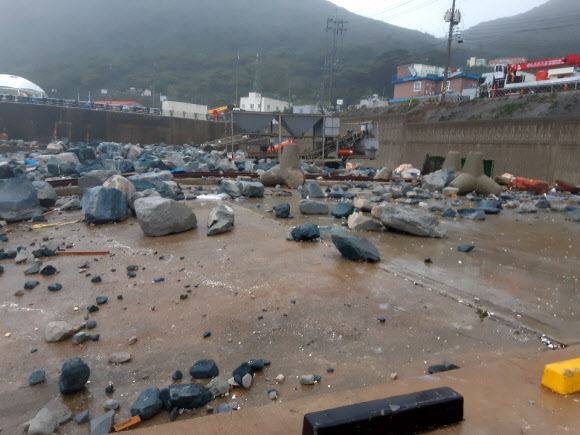 태풍이 몰고온 바위덩어리