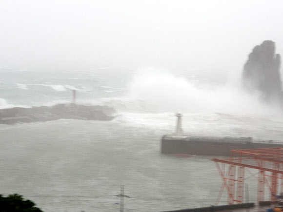 방파제 넘은 파도