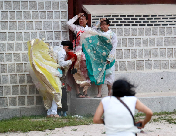 ‘강풍때문에 기념촬영도 힘들어요’