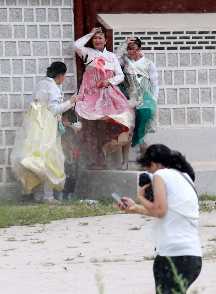 ‘강풍때문에 기념촬영도 힘들어요’