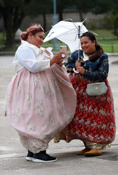 ‘휴지조각처럼 되어버린 우산’