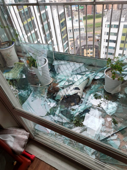 태풍 ‘링링’의 강풍으로 깨진 아파트 창문