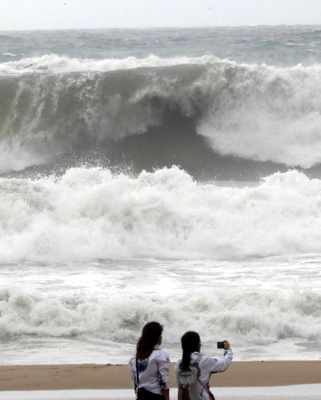 쓰나미같은 태풍 파도