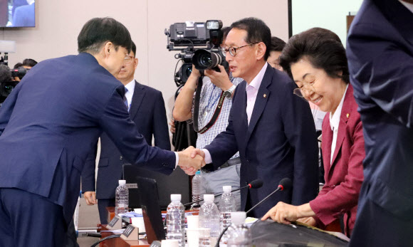 자유한국당 의원들과 인사하는 조국 후보