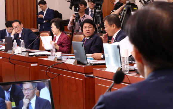 자유한국당 의원들, 조국 후보에게 질의