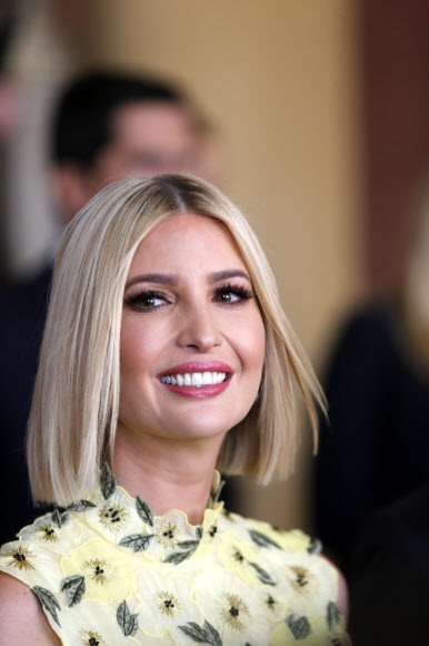 도널드 트럼프 대통령의 딸이자 백악관 고문인 이방카 트럼프가 6일(현지시간) 파라과이 아순시온에서 대통령궁을 떠나면서 미소를 짓고 있다. AP 연합뉴스