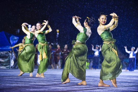 원주 도심에서 ‘화려한 춤판’