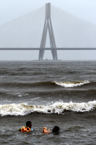 인도 힌두교 신자가 7일(현지시간) 인도 뭄바이의 가네쉬 차투르티 축제 기간 동안 코끼리 머리의 힌두교 신 가네샤 경의 우상을 아라비아로 옮기고 있다. AFP 연합뉴스