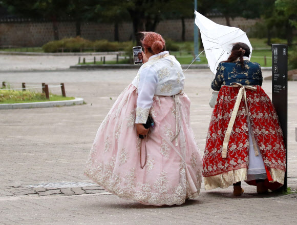 ‘휴지조각처럼 되어버린 우산’