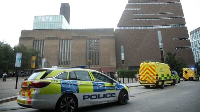 지난달 4일(이하 현지시간) 영국 런던 테이트모던 미술관 10층 높이에서 6세 소년이 추락하는 사고가 발생하자 현지 경찰이 현장에 출동해 있다. 영국 BBC는 7일 소년이 놀라운 회복 속도를 보여 미소를 짓거나 웃기도 한다고 가족들을 인용해 보도했다. PA 미디어
