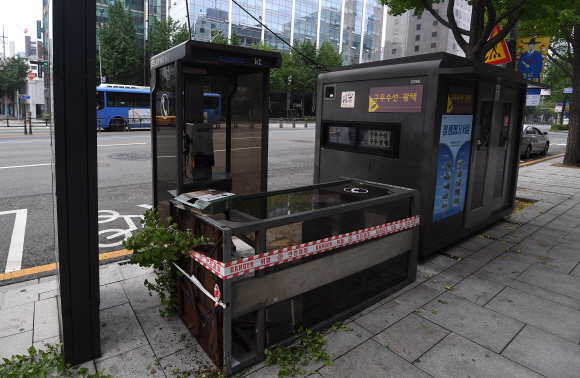 8일 오전 서울 광화문역 인근 인도에 지난 7일 제13호 태풍‘링링’의 영향으로 쓰러진 공중전화 부스가 놓여 있다. 2019.9.8  오장환 기자 5zzang@seoul.co.kr