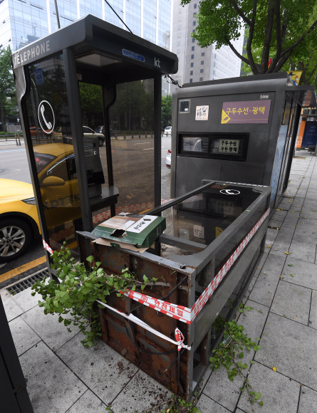 8일 오전 서울 광화문역 인근 인도에 지난 7일 제13호 태풍‘링링’의 영향으로 쓰러진 공중전화 부스가 놓여 있다. 2019.9.8  오장환 기자 5zzang@seoul.co.kr