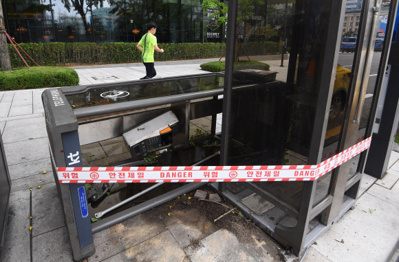 8일 오전 서울 광화문역 인근 인도에 지난 7일 제13호 태풍‘링링’의 영향으로 쓰러진 공중전화 부스가 놓여 있다. 2019.9.8  오장환 기자 5zzang@seoul.co.kr