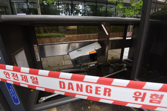 8일 오전 서울 광화문역 인근 인도에 지난 7일 제13호 태풍‘링링’의 영향으로 쓰러진 공중전화 부스가 놓여 있다. 2019.9.8  오장환 기자 5zzang@seoul.co.kr