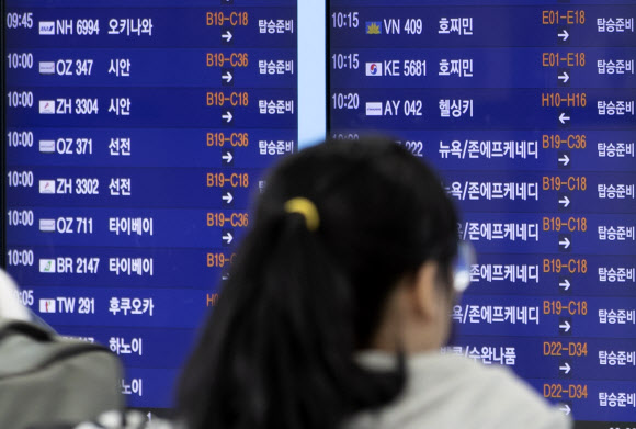 제13호 태풍 링링의 영향권에서 벗어난 8일 오전 인천국제공항에서 항공기 탑승수속이 정상화 돼 있다. 2019.9.8  연합뉴스