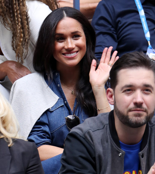 메건 마클 영국 왕자비가 7일(현지시간) 미국 뉴욕의 빌리진 킹 내셔널 테니스 센터에서 열린 US오픈 여자 단식 결승 세리나 윌리엄스와 비앙카 안드레스쿠의 경기를 관람하고 있다. EPA 연합뉴스