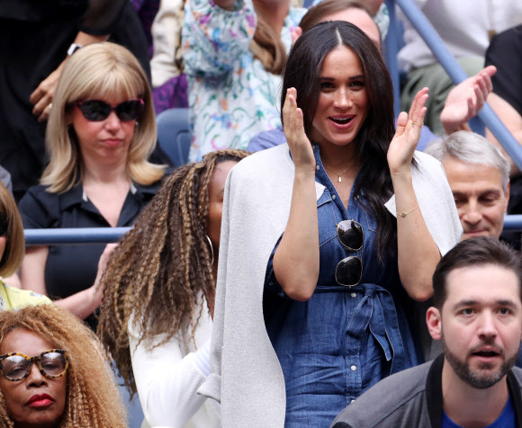 메건 마클 영국 왕자비가 7일(현지시간) 미국 뉴욕의 빌리진 킹 내셔널 테니스 센터에서 열린 US오픈 여자 단식 결승 세리나 윌리엄스와 비앙카 안드레스쿠의 경기를 관람하고 있다. EPA 연합뉴스