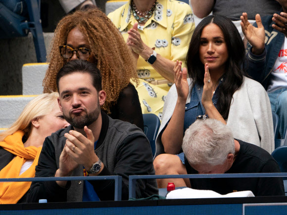 메건 마클(오른쪽) 영국 왕자비가 7일(현지시간) 미국 뉴욕의 빌리진 킹 내셔널 테니스 센터에서 열린 US오픈 여자 단식 결승 세리나 윌리엄스와 비앙카 안드레스쿠의 경기를 관람하고 있다. AFP 연합뉴스