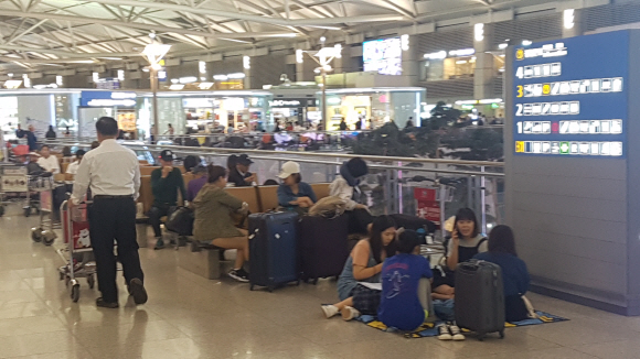 태풍 링링의 영향으로 항공기의 출발이 지연된 가운데 7일 인천국제공항 터미널에서 기다림에 지친시민들이 항공기 출발을 기다리고 있다.2019.9.8 박지환기자 popocar@seoul.co.kr