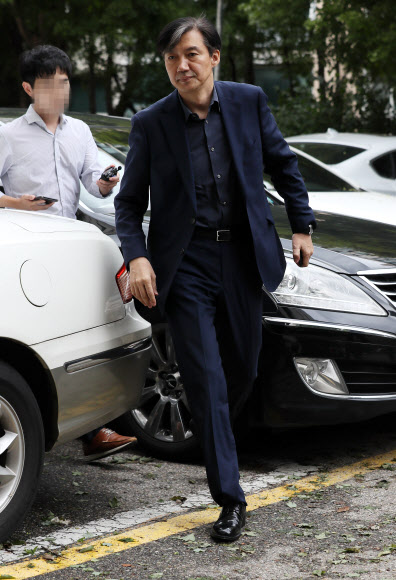 조국 법무부 장관 후보자가 8일 오후 서울 서초구 방배동 자택으로 외출을 마친 뒤 돌아오고 있다. 2019.9.8  연합뉴스