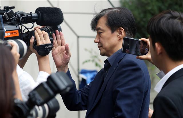 조국 법무부 장관 후보자가 8일 오후 서울 서초구 방배동 자택으로 들어서고 있다. 2019.9.8 뉴스1