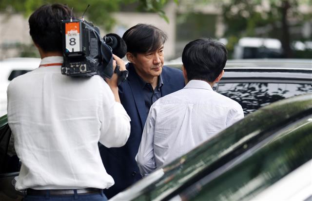 조국 법무부 장관 후보자가 8일 오후 서울 서초구 방배동 자택으로 향하고 있다. 2019.9.8 뉴스1