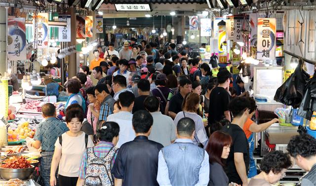민족대명절 추석을 닷새 앞둔 8일 오후 경기도 수원시 팔달구 못골종합시장이 제수를 구매하기 위한 시민들로 붐비고 있다. 2019.9.8 뉴스1
