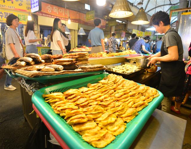 추석명절을 앞둔 8일 오후 경북 포항시 북구 죽도시장 전골목에서 상인들이 제수용품을 준비하고 있다. 2019.9.8 뉴스1
