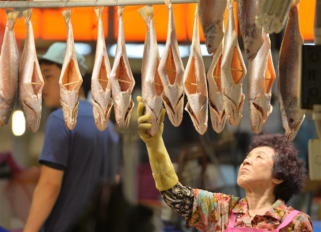 추석명절을 앞둔 8일 오후 경북 포항시 북구 죽도시장에서 상인들이 제수용 생선을 준비하고 있다. 2019.9.8 뉴스1