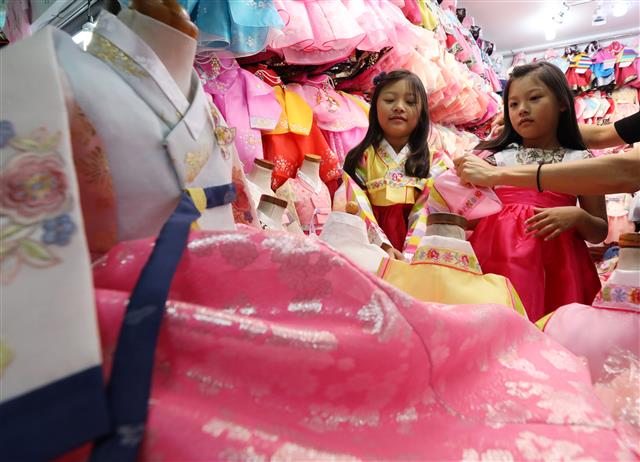 민족대명절 추석을 닷새 앞둔 8일 오후 경기도 수원시 팔달구 영동시장에서 어린이들이 한복을 입어보고 있다. 2019.9.8 뉴스1