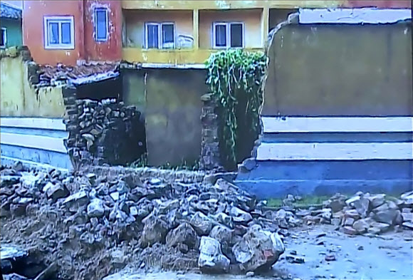 조선중앙TV 등 북한 매체들은 8일 태풍 ‘링링’의 지역별 피해 상황을 비교적 상세히 보도했다. 사진은 강풍과 폭우로 북한 내 피해지역의 한 담벼락이 무너진 모습. 2019.9.8  연합뉴스