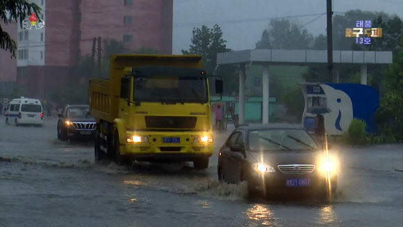 북한 조선중앙TV가 8일 태풍 ‘링링’의 피해 소식을 전하고 있다. 사진은 폭우로 도로가 침수된 모습. 2019.9.8  연합뉴스