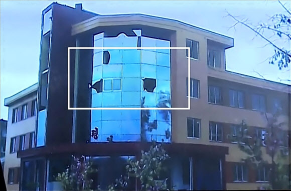 조선중앙TV 등 북한 매체들은 8일 태풍 ‘링링’의 지역별 피해 상황을 비교적 상세히 보도했다. 사진은 돌풍으로 창문 유리가 파손된 모습. 2019.9.8  연합뉴스