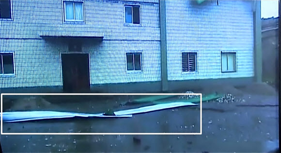 조선중앙TV 등 북한 매체들은 8일 태풍 ‘링링’의 지역별 피해 상황을 비교적 상세히 보도했다. 사진 속 직사각형 부분은 돌풍에 철제빔이 떨어져 있는 모습. 2019.9.8  연합뉴스