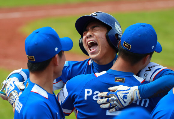 8일 오후 부산 기장군 현대차드림볼파크에서 열린 제29회 세계청소년야구선수권대회(WBSC U-18 야구월드컵) 동메달결정전 한국과 호주의 경기. 9회초 1사 주자 1루 상황에서 한국 이주형이 우월 역전 2점 홈런을 친 뒤 더그아웃에 들어와 팀 동료들과 포옹하고 있다. 2019.9.8  연합뉴스