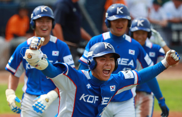 8일 오후 부산 기장군 현대차드림볼파크에서 열린 제29회 세계청소년야구선수권대회(WBSC U-18 야구월드컵) 동메달결정전 한국과 호주의 경기. 9회초 1사 주자 1루 상황에서 한국 이주형이 우월 역전 2점 홈런을 친 뒤 더그아웃에 들어오며 포효하고 있다. 2019.9.8  연합뉴스