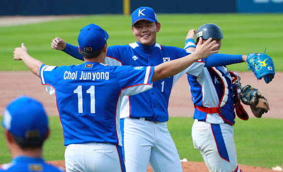 8일 오후 부산 기장군 현대차드림볼파크에서 열린 제29회 세계청소년야구선수권대회(WBSC U-18 야구월드컵) 동메달결정전 한국과 호주의 경기에서 6-5로 승리하며 동메달을 확정한 뒤 한국 마무리 투수 소형준이 최준용과 포옹하고 있다. 2019.9.8  연합뉴스