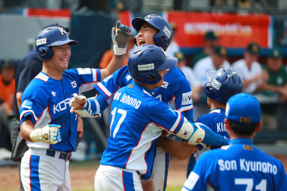 8일 오후 부산 기장군 현대차드림볼파크에서 열린 제29회 세계청소년야구선수권대회(WBSC U-18 야구월드컵) 동메달결정전 한국과 호주의 경기. 9회초 1사 주자 1루 상황에서 한국 이주형(2번)이 우월 역전 2점 홈런을 친 뒤 홈에서 팀 동료들과 기뻐하고 있다. 2019.9.8  연합뉴스