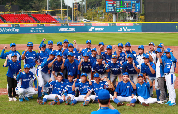 8일 오후 부산 기장군 현대차드림볼파크에서 열린 제29회 세계청소년야구선수권대회(WBSC U-18 야구월드컵) 동메달결정전 한국과 호주의 경기에서 6-5로 승리하며 동메달을 확정한 한국 선수들이 그라운드에서 기념촬영을 하고 있다. 2019.9.8 연합뉴스