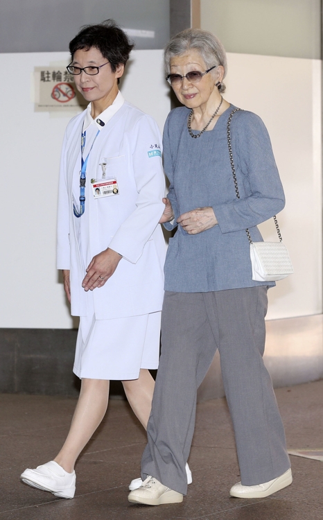 일본 미치코 상왕비가 유방암 수술을 받기 위해 수술 하루 전인 7일 도쿄대학 부속병원으로 들어가고 있다.  교도 연합뉴스