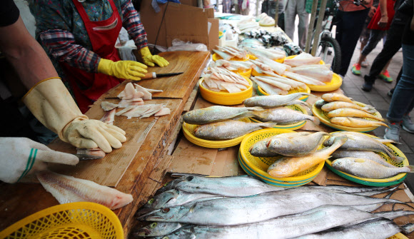 추석 연휴를 나흘 앞둔 8일 오후 서울 동대문구 청량리종합시장에서 상인이 생선을 손질하고 있다. 2019.9.8  연합뉴스